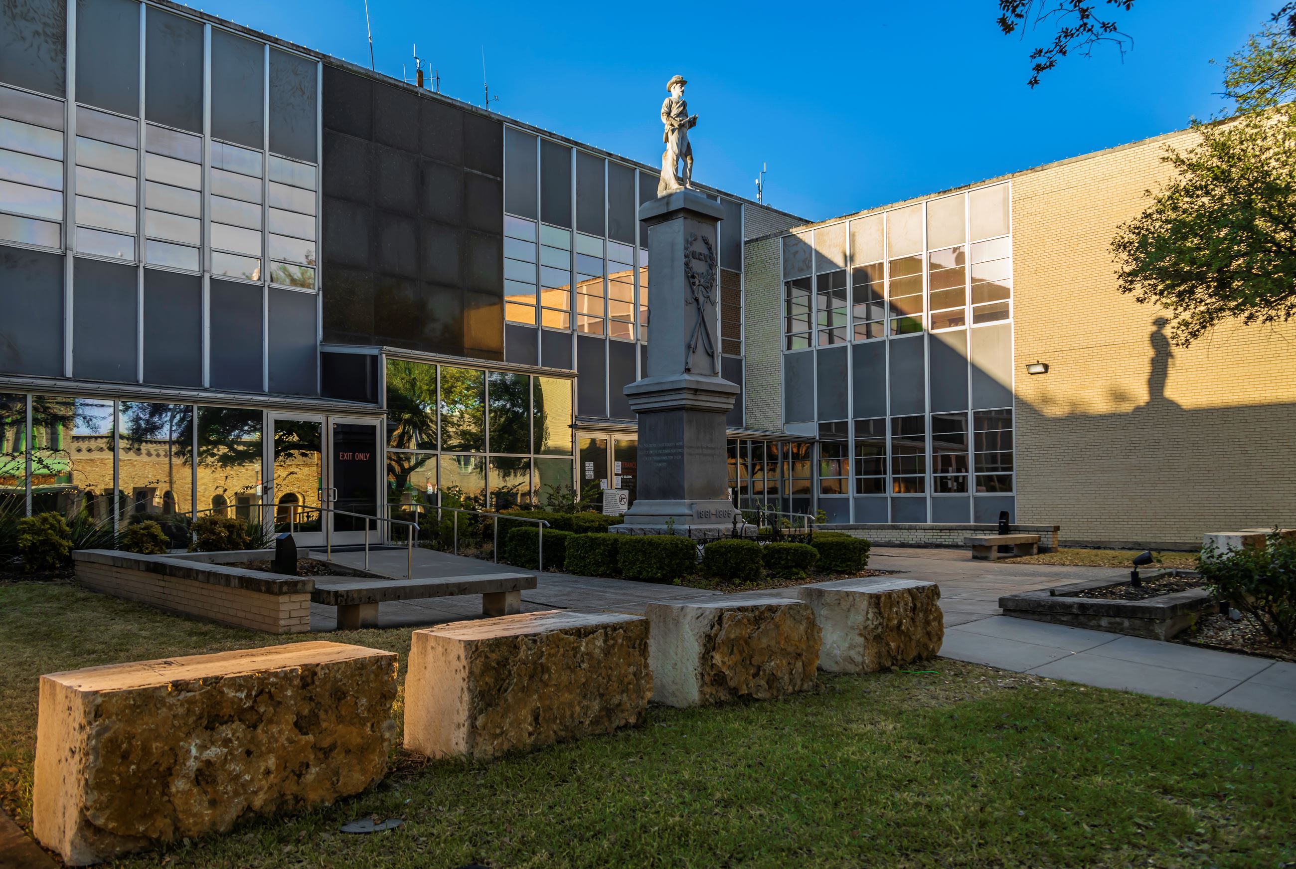 An image of the Historic Kaufman County Courthouse on Mulberry Street.